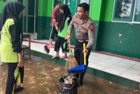 Kasat Lantas Polres Kudus, Iptu Royke Noldy terjun langsung dalam aksi bakti sosial dengan membersihkan lumpur yang menggenangi SMK NU Ma'arif 3 Kudus, Sabtu (8/2/2025).