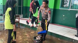 Kasat Lantas Polres Kudus, Iptu Royke Noldy terjun langsung dalam aksi bakti sosial dengan membersihkan lumpur yang menggenangi SMK NU Ma'arif 3 Kudus, Sabtu (8/2/2025).
