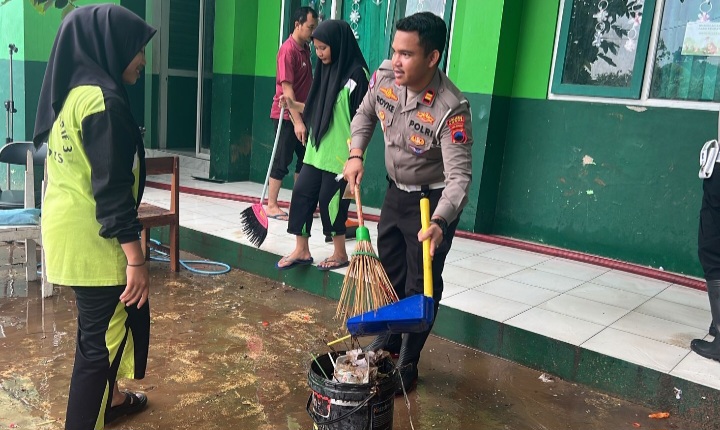 Kasat Lantas Polres Kudus, Iptu Royke Noldy terjun langsung dalam aksi bakti sosial dengan membersihkan lumpur yang menggenangi SMK NU Ma'arif 3 Kudus, Sabtu (8/2/2025).
