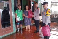 Polsek Karangtengah Salurkan Bantuan Untuk Korban Banjir.
