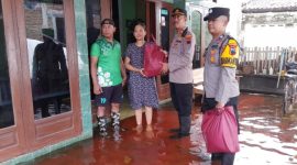 Polsek Karangtengah Salurkan Bantuan Untuk Korban Banjir.
