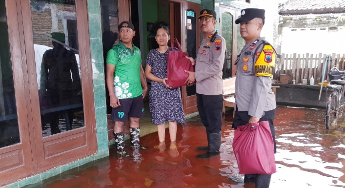 Polsek Karangtengah Salurkan Bantuan Untuk Korban Banjir.