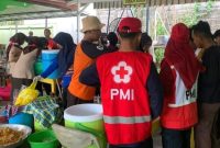 Para relawan sedang berada di Dapur Umum untuk membantu menyiapkan makanan untuk korban banjir Demak.