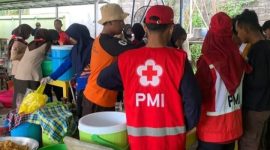 Para relawan sedang berada di Dapur Umum untuk membantu menyiapkan makanan untuk korban banjir Demak.