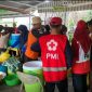 Para relawan sedang berada di Dapur Umum untuk membantu menyiapkan makanan untuk korban banjir Demak.