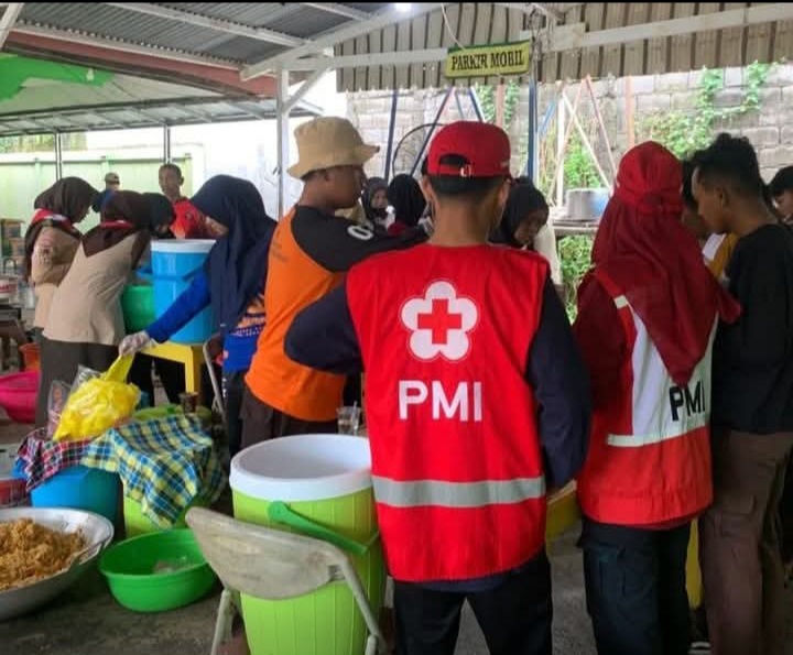 Para relawan sedang berada di Dapur Umum untuk membantu menyiapkan makanan untuk korban banjir Demak.