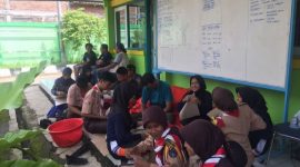 Relawan Pramuka Demak aktif membantu Penanganan Banjir. 