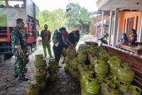Babinsa Desa Kalitengah Koramil 12/Mranggen, Kodim 0716/Demak, Sertu Somyani melakukan pemantauan dan monitoring distribusi gas elpiji 3 kg di agen penjual, Senin (10/2).