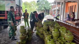 Babinsa Desa Kalitengah Koramil 12/Mranggen, Kodim 0716/Demak, Sertu Somyani melakukan pemantauan dan monitoring distribusi gas elpiji 3 kg di agen penjual, Senin (10/2).