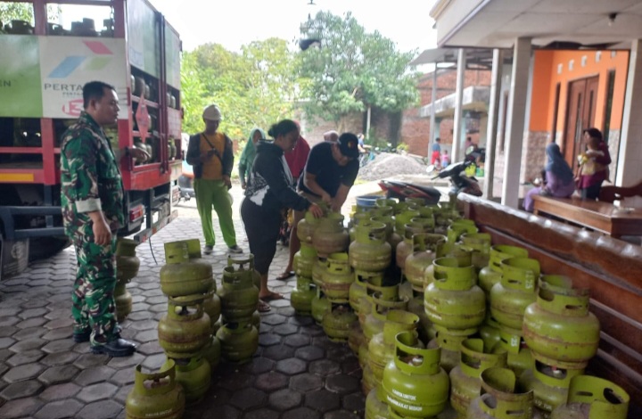 Babinsa Desa Kalitengah Koramil 12/Mranggen, Kodim 0716/Demak, Sertu Somyani melakukan pemantauan dan monitoring distribusi gas elpiji 3 kg di agen penjual, Senin (10/2).