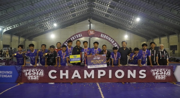 Kepala Badan Narkotika Nasional Provinsi (BNNP) Jawa Tengah, Brigjen Pol. Dr. H. Agus Rohmat, bersama para juara Siji Futsal Competition Bersinar 2025.