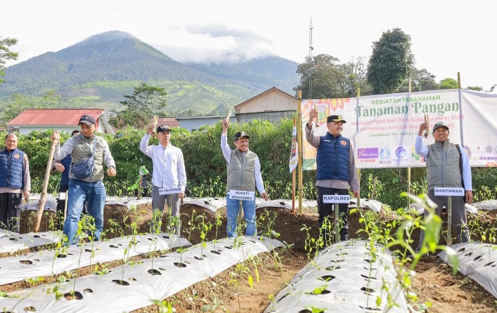 Tasyakuran Peringatan Hari Pers Nasional (HPN) 2025 Komunitas Jurnalis Wonosobo bersama Bupati Wonosobo, Forum BUMD dan jajaran Forkompimda Wonosobo di Gunung Cilik kawasan Blembem, Desa Damarksihan, Kecamatan Kertek, Minggu (9/2/2025).