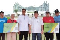 Kepala OIKN, Basuki Hadimuljono dan Direktur Utama BPJS Ketenagakerjaan, Anggoro Eko Cahyo (tengah), usai menandatangani Nota Kesepahaman tentang Pelaksanaan Program Jaminan Sosial Ketenagakerjaan di Sentra Massa IKN, Kamis (23/1/2025).