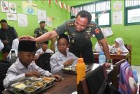 Pangdam IV/Diponegoro, Mayjen TNI Deddy Suryadi, berinteraksi langsung dengan para siswa saat meninjau pelaksanaan program Makan Bergizi Gratis (MBG) di Semarang, Senin (10/2/2025).