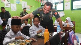Pangdam IV/Diponegoro, Mayjen TNI Deddy Suryadi, berinteraksi langsung dengan para siswa saat meninjau pelaksanaan program Makan Bergizi Gratis (MBG) di Semarang, Senin (10/2/2025).