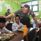 Pangdam IV/Diponegoro, Mayjen TNI Deddy Suryadi, berinteraksi langsung dengan para siswa saat meninjau pelaksanaan program Makan Bergizi Gratis (MBG) di Semarang, Senin (10/2/2025).
