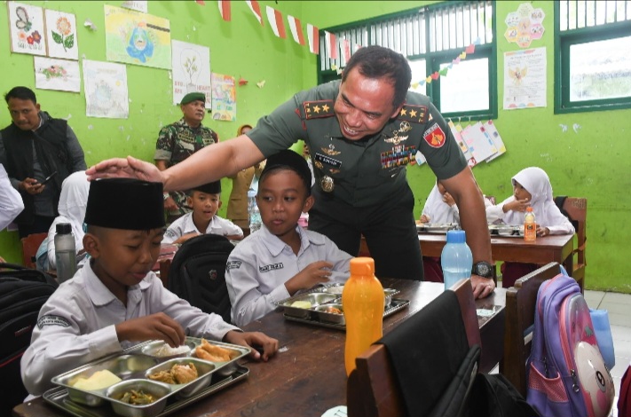 Pangdam IV/Diponegoro, Mayjen TNI Deddy Suryadi, berinteraksi langsung dengan para siswa saat meninjau pelaksanaan program Makan Bergizi Gratis (MBG) di Semarang, Senin (10/2/2025).
