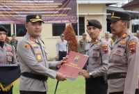 Kapolres Wonosobo, AKBP Donny Lumbantoruan, memberikan penghargaan kepada 21 personel Polres Wonosobo yang berprestasi dalam menggagalkan upaya percobaan pembakaran rumah pada  Jumat, 7 Februari 2025 di Kampung Semagung Rt 3 Rw 3, Kelurahan Pagerkukuh, Wonosobo usai memimpin Apel Gelar Pasukan Operasi Keselamatan Candi 2025, Senin(10/2).