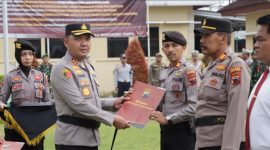 Kapolres Wonosobo, AKBP Donny Lumbantoruan, memberikan penghargaan kepada 21 personel Polres Wonosobo yang berprestasi dalam menggagalkan upaya percobaan pembakaran rumah pada  Jumat, 7 Februari 2025 di Kampung Semagung Rt 3 Rw 3, Kelurahan Pagerkukuh, Wonosobo usai memimpin Apel Gelar Pasukan Operasi Keselamatan Candi 2025, Senin(10/2).