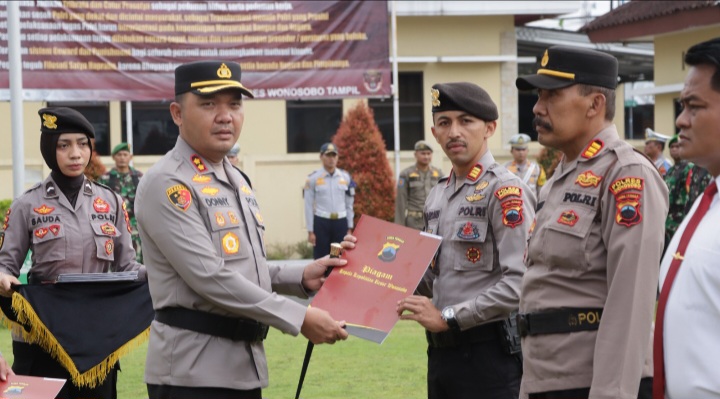 Kapolres Wonosobo, AKBP Donny Lumbantoruan, memberikan penghargaan kepada 21 personel Polres Wonosobo yang berprestasi dalam menggagalkan upaya percobaan pembakaran rumah pada  Jumat, 7 Februari 2025 di Kampung Semagung Rt 3 Rw 3, Kelurahan Pagerkukuh, Wonosobo usai memimpin Apel Gelar Pasukan Operasi Keselamatan Candi 2025, Senin(10/2).