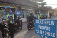 Seksi Profesi dan Pengamanan (Sipropam) Polres Demak laksanakan Penegakan Ketertiban dan Pendisiplinan (Gaktibplin) anggota di Pintu masuk Polres Demak, Selasa (11/2/2025).