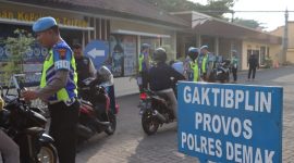 Seksi Profesi dan Pengamanan (Sipropam) Polres Demak laksanakan Penegakan Ketertiban dan Pendisiplinan (Gaktibplin) anggota di Pintu masuk Polres Demak, Selasa (11/2/2025).
