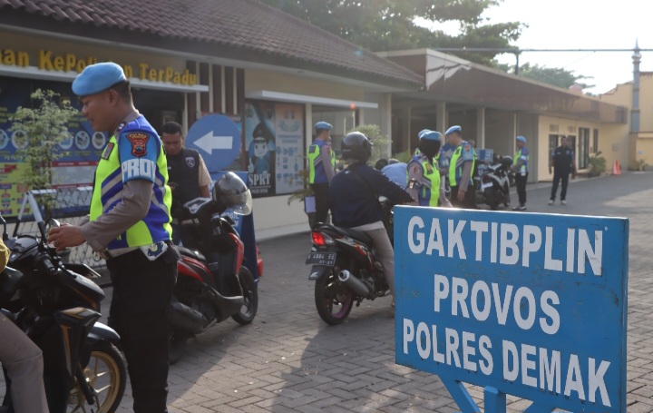 Seksi Profesi dan Pengamanan (Sipropam) Polres Demak laksanakan Penegakan Ketertiban dan Pendisiplinan (Gaktibplin) anggota di Pintu masuk Polres Demak, Selasa (11/2/2025).