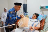 Direktur RSUD dr. R. Soetrasno, dr. Awang pemberian bingkisan kepada pasien dalam rangka HUT ke-70, RSUD dr. R. Soetrasno.