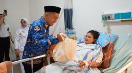 Direktur RSUD dr. R. Soetrasno, dr. Awang pemberian bingkisan kepada pasien dalam rangka HUT ke-70, RSUD dr. R. Soetrasno.