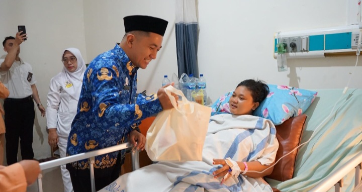 Direktur RSUD dr. R. Soetrasno, dr. Awang pemberian bingkisan kepada pasien dalam rangka HUT ke-70, RSUD dr. R. Soetrasno.