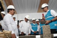 Direktur Utama PLN, Darmawan Prasodjo (kanan) menjelaskan tentang produk FABA yang dikelola oleh PLN kepada Menteri Imipas RI, Agus Andrianto, di PLTU Adipala, Cilacap, Jawa Tengah, Rabu (5/2).