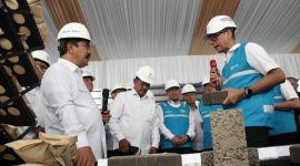 Direktur Utama PLN, Darmawan Prasodjo (kanan) menjelaskan tentang produk FABA yang dikelola oleh PLN kepada Menteri Imipas RI, Agus Andrianto, di PLTU Adipala, Cilacap, Jawa Tengah, Rabu (5/2).