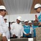 Direktur Utama PLN, Darmawan Prasodjo (kanan) menjelaskan tentang produk FABA yang dikelola oleh PLN kepada Menteri Imipas RI, Agus Andrianto, di PLTU Adipala, Cilacap, Jawa Tengah, Rabu (5/2).