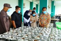 Pj. Bupati Kudus, Herda Helmijaya
bersama unsur Forkopimda Kudus meninjau pengolahan serta pendistribusian MBG di Ponpes Nashrul Ummah, kompleks SMK Assa'idiyah 2 Mejobo Kudus, Rabu (12/2/2025).
