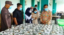 Pj. Bupati Kudus, Herda Helmijaya
bersama unsur Forkopimda Kudus meninjau pengolahan serta pendistribusian MBG di Ponpes Nashrul Ummah, kompleks SMK Assa'idiyah 2 Mejobo Kudus, Rabu (12/2/2025).

