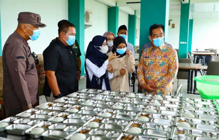 Pj. Bupati Kudus, Herda Helmijaya
bersama unsur Forkopimda Kudus meninjau pengolahan serta pendistribusian MBG di Ponpes Nashrul Ummah, kompleks SMK Assa'idiyah 2 Mejobo Kudus, Rabu (12/2/2025).
