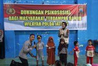 Kapolres Demak, AKBP Ari Cahya Nugraha melaksanakan trauma healing di Desa Prampelan, Kecamatan Sayung, Kabupaten Demak, pada Selasa (12/2/2025).