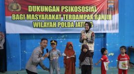 Kapolres Demak, AKBP Ari Cahya Nugraha melaksanakan trauma healing di Desa Prampelan, Kecamatan Sayung, Kabupaten Demak, pada Selasa (12/2/2025).