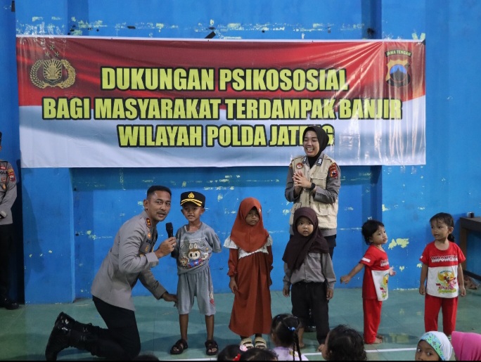 Kapolres Demak, AKBP Ari Cahya Nugraha melaksanakan trauma healing di Desa Prampelan, Kecamatan Sayung, Kabupaten Demak, pada Selasa (12/2/2025).