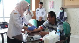 Calon bupati (cabup) terpilih, Harno, menjalani tes kesehatan di RSUD dr. R. Soetrasno Rembang pada Rabu (12/2/2025).