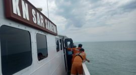 KN SAR Sadewa 231 dari Semarang  melakukan pencarian terhadap dua korban yang masih belum ditemukan.