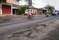 Salah satu jalan Provinsi di Wilayah Demak yang rusak.

