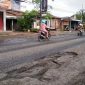Salah satu jalan Provinsi di Wilayah Demak yang rusak.

