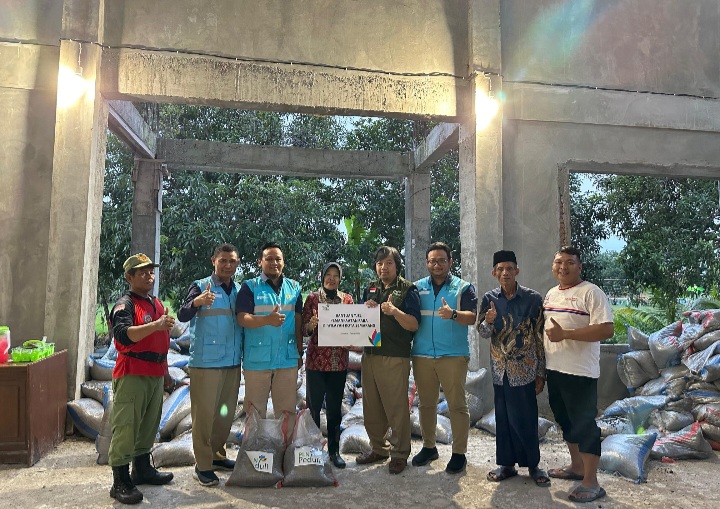 PLN Salurkan Bantuan TJSL Pemanfaatan FABA untuk Penanggulangan Banjir di Kota Semarang.