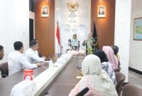 Karyawan Kantor Wilayah Kementerian Hukum Jawa Tengah mengikuti pelatihan Bantuan Hidup Dasar bersama Puskesmas Bugangan, Semarang, Kamis (13/2/2025).