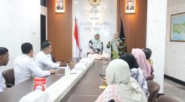 Karyawan Kantor Wilayah Kementerian Hukum Jawa Tengah mengikuti pelatihan Bantuan Hidup Dasar bersama Puskesmas Bugangan, Semarang, Kamis (13/2/2025).