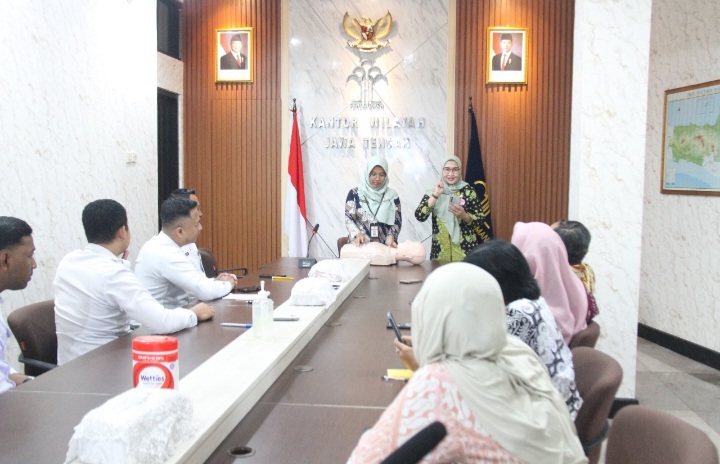 Karyawan Kantor Wilayah Kementerian Hukum Jawa Tengah mengikuti pelatihan Bantuan Hidup Dasar bersama Puskesmas Bugangan, Semarang, Kamis (13/2/2025).