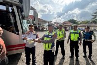 Kepala Bagian Operasional (KBO) Satlantas Polres Wonosobo, Ipda Hariyanto sedang memeriksa kelwngkspan bus di terminal Terminal Wisata Mandalawangi, Wonosobo, Rabu (12/2).