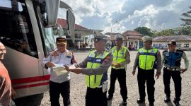 Kepala Bagian Operasional (KBO) Satlantas Polres Wonosobo, Ipda Hariyanto sedang memeriksa kelwngkspan bus di terminal Terminal Wisata Mandalawangi, Wonosobo, Rabu (12/2).