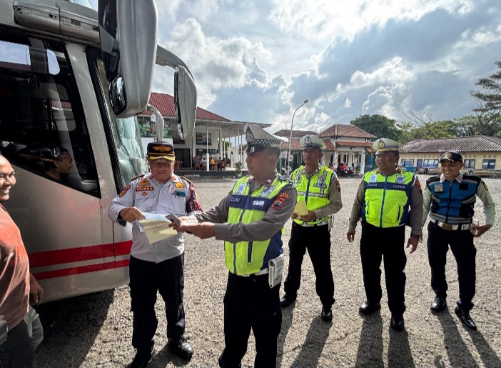 Kepala Bagian Operasional (KBO) Satlantas Polres Wonosobo, Ipda Hariyanto sedang memeriksa kelwngkspan bus di terminal Terminal Wisata Mandalawangi, Wonosobo, Rabu (12/2).